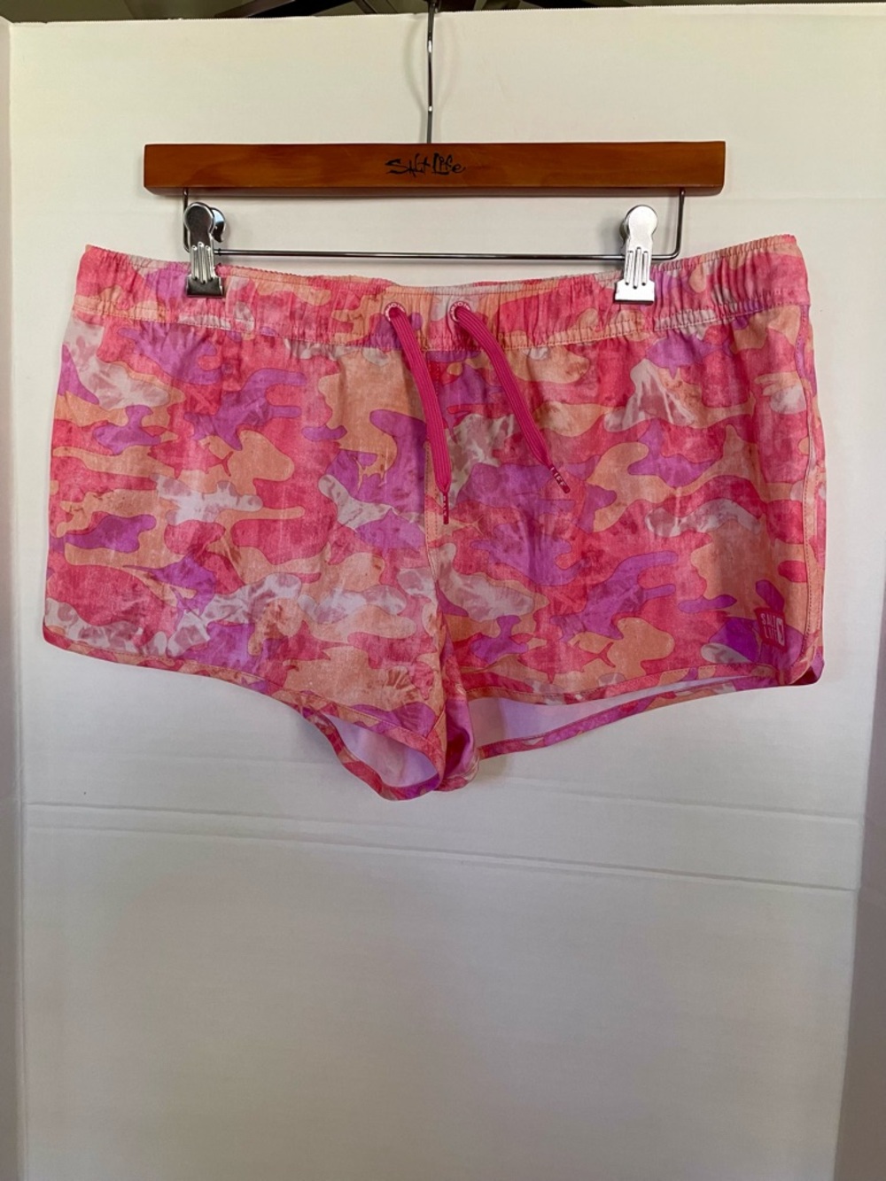 Salt Life Juniors/Women’s Pink Peach Camo Athletic Shorts Lounging - Picture 2 of 6